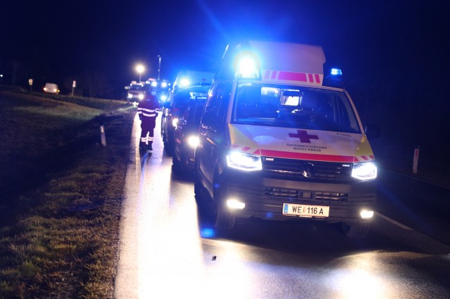 Fünf Verletzte bei heftiger Kollision zwischen Pick-up und PKW auf Wiener Straße bei Gunskirchen