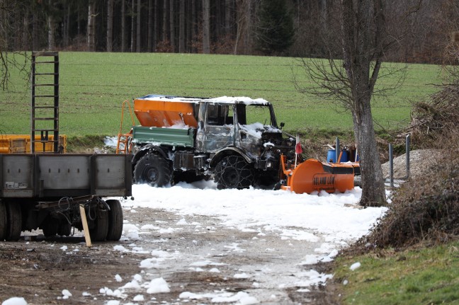 Brand eines Schneeräum-Unimogs in einem Gewerbepark in Ohlsdorf