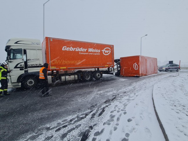 LKW-Anhänger bei winterlichen Straßenverhältnissen in einem Kreisverkehr in Freistadt umgestürzt