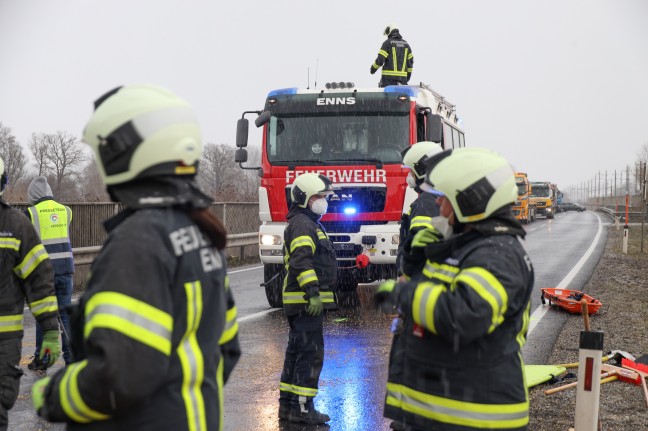 Schwer verletzt: LKW-Sattelzug kollidiert auf Wiener Straße bei Enns frontal mit Traktoranhänger