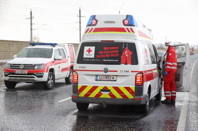 Schwer verletzt: LKW-Sattelzug kollidiert auf Wiener Straße bei Enns frontal mit Traktoranhänger