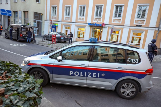 Banküberfall: Bewaffneter Täter raubte Geldinstitut in Linz-Innere Stadt aus