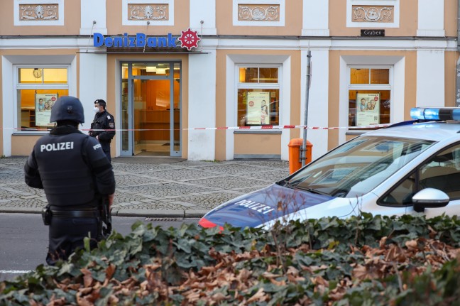 Banküberfall: Bewaffneter Täter raubte Geldinstitut in Linz-Innere Stadt aus