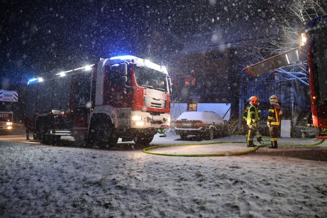 Drei Feuerwehren bei Brand in einem Wohnhaus in Scharnstein im Einsatz