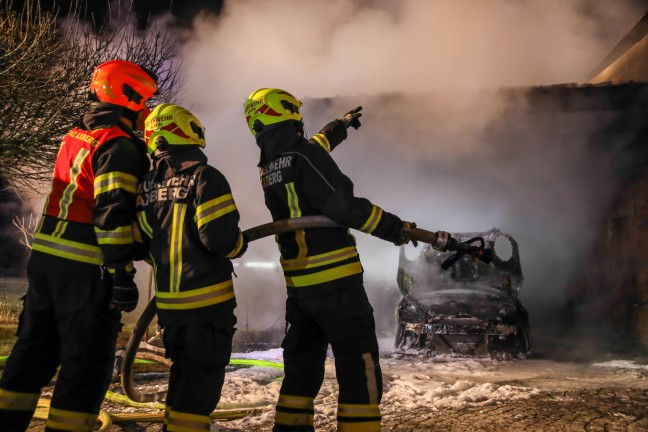 Auto samt Carport und Hausfassade in Kirchberg-Thening in Flammen aufgegangen