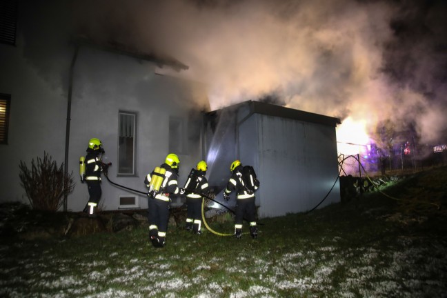 Auto samt Carport und Hausfassade in Kirchberg-Thening in Flammen aufgegangen
