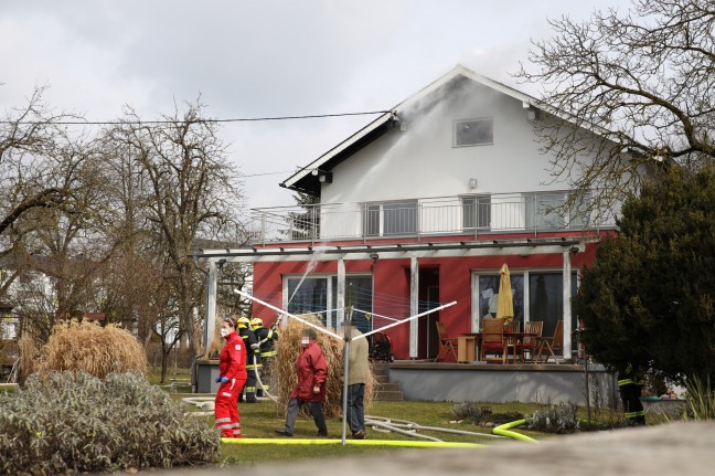 Dachgeschoß und Dachstuhl eines Wohnhauses in Schwanenstadt in Brand
