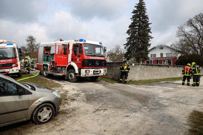 Dachgeschoß und Dachstuhl eines Wohnhauses in Schwanenstadt in Brand