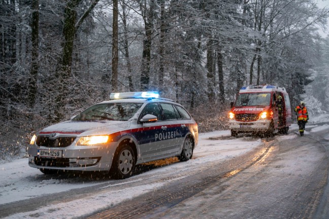 Schwierige LKW-Bergung nach Verkehrsunfall mit PKW in Hochburg-Ach