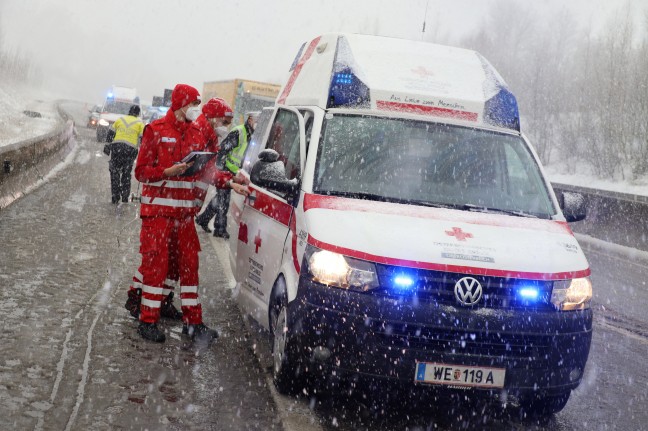 Schwerer Verkehrsunfall auf Innkreisautobahn bei Schneegestöber in Steinhaus endet glimpflich