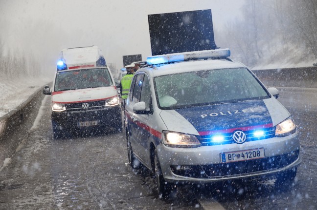 Schwerer Verkehrsunfall auf Innkreisautobahn bei Schneegestöber in Steinhaus endet glimpflich