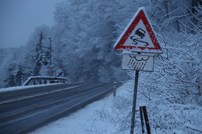 Schneefall: Verkehrsunfälle auf Wiener Straße bei Attnang-Puchheim enden glimpflich