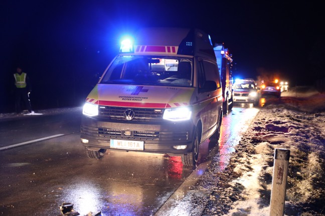 Autoüberschlag auf Pyhrnpass Straße in Thalheim bei Wels fordert zwei Verletzte