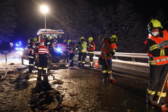 Autoüberschlag auf Pyhrnpass Straße in Thalheim bei Wels fordert zwei Verletzte
