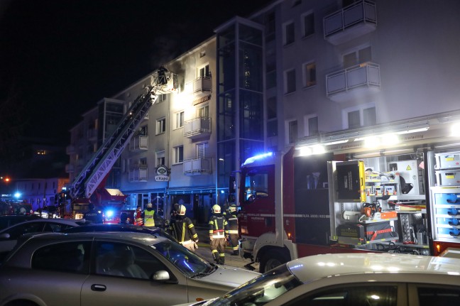Ausgedehnter Brand einer Küche in einem Mehrparteienwohnhaus in Wels-Vogelweide