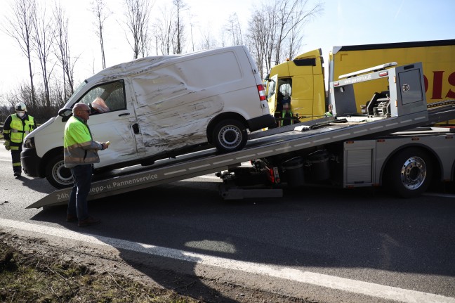 Schwerverletzter bei Crash zwischen LKW und Kleintransporter in Pichl bei Wels