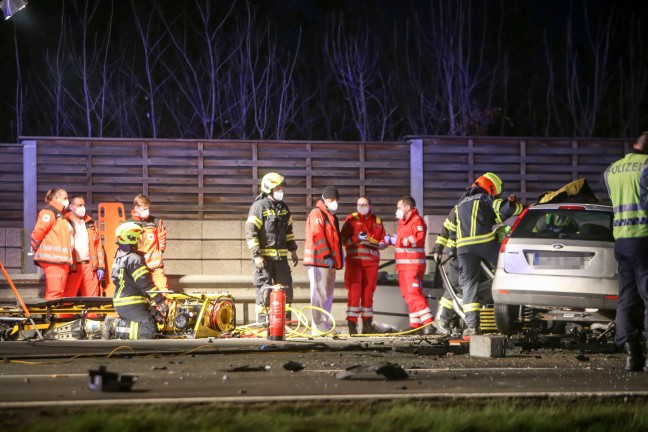 Frontalcrash auf Altheimer Straße in Braunau am Inn fordert zwei Schwerverletzte