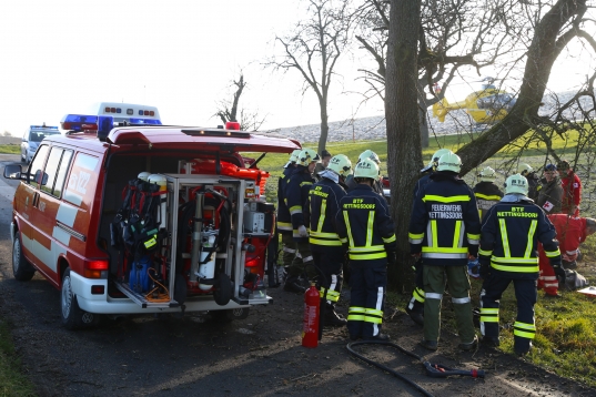 Schwerer Verkehrsunfall in Ansfelden - PKW kracht in einen Baum