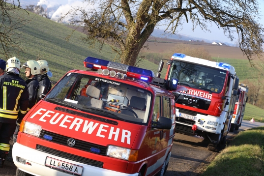 Schwerer Verkehrsunfall in Ansfelden - PKW kracht in einen Baum