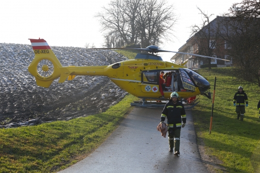 Schwerer Verkehrsunfall in Ansfelden - PKW kracht in einen Baum