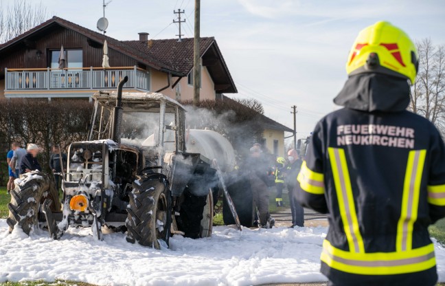 Traktor in Neukirchen an der Enknach in Flammen aufgegangen