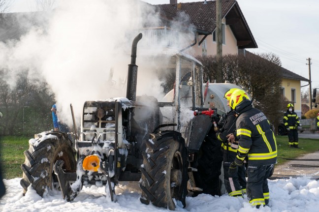 Traktor in Neukirchen an der Enknach in Flammen aufgegangen