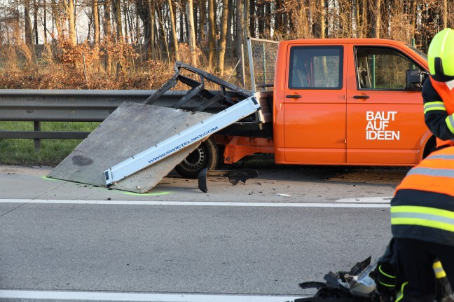 Schwerer Crash zwischen Auto und Pritschenwagen auf Westautobahn bei Pucking fordert eine Verletzte