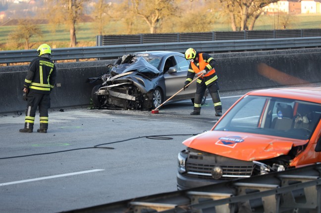Schwerer Crash zwischen Auto und Pritschenwagen auf Westautobahn bei Pucking fordert eine Verletzte