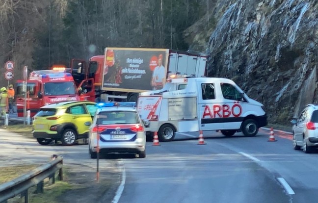 Frontalkollision zwischen LKW und PKW auf Salzkammergutstraße in Bad Ischl fordert zwei Verletzte