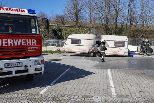 Brand eines Wohnwagens auf Rastplatz in Aistersheim