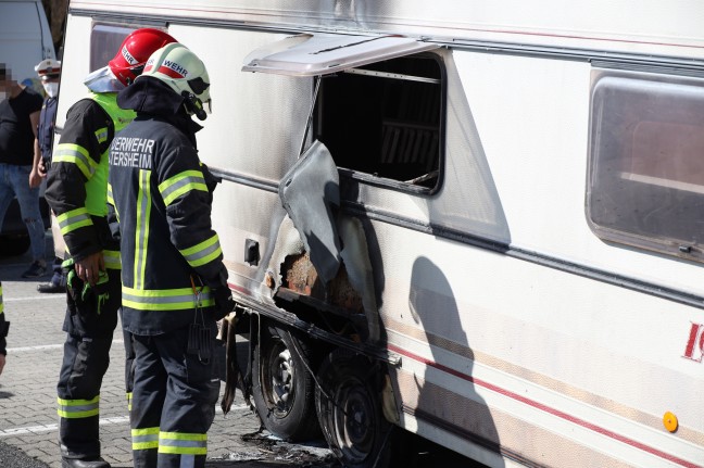 Brand eines Wohnwagens auf Rastplatz in Aistersheim