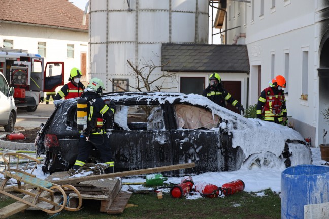 Drei Feuerwehren bei Garagenbrand auf einem Bauernhof in Thalheim bei Wels im Einsatz