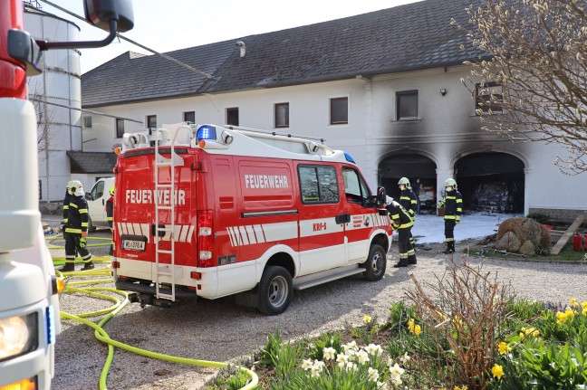 Drei Feuerwehren bei Garagenbrand auf einem Bauernhof in Thalheim bei Wels im Einsatz