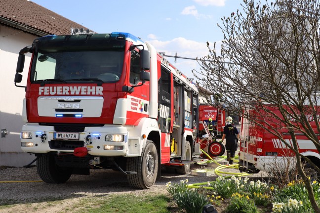 Drei Feuerwehren bei Garagenbrand auf einem Bauernhof in Thalheim bei Wels im Einsatz