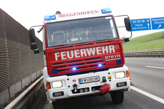 Beginnenden Autobrand auf Innkreisautobahn bei Meggenhofen mit Mineralwasser gelöscht