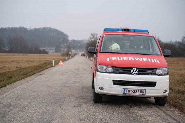 LKW in Eggelsberg im Straßenbankett in Schräglage geraten