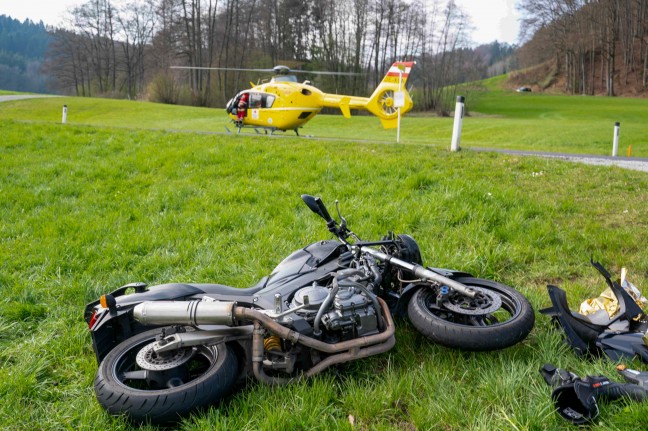 Motorradlenkerin bei Kollision mit Traktor in Feldkirchen bei Mattighofen schwer verletzt