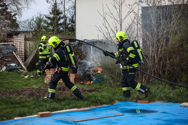 Feuerwehr bei Brand eines Komposthaufens in Marchtrenk im Einsatz