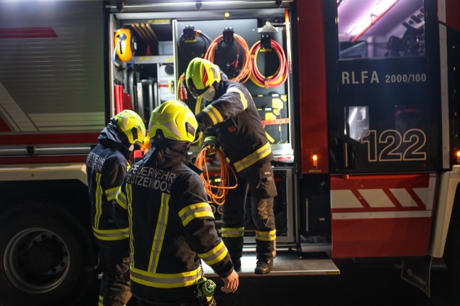 Zimmerbrand in einem Wohnhaus in Regau sorgt fr Einsatz zweier Feuerwehren