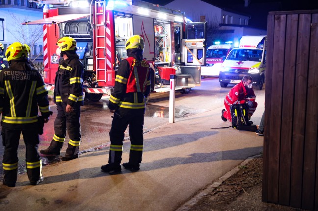 Zimmerbrand in einem Wohnhaus in Regau sorgt für Einsatz zweier Feuerwehren