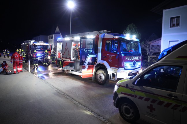 Zimmerbrand in einem Wohnhaus in Regau sorgt für Einsatz zweier Feuerwehren