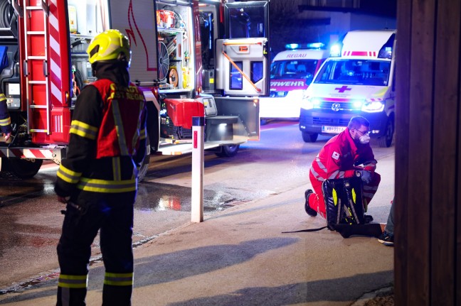 Zimmerbrand in einem Wohnhaus in Regau sorgt für Einsatz zweier Feuerwehren