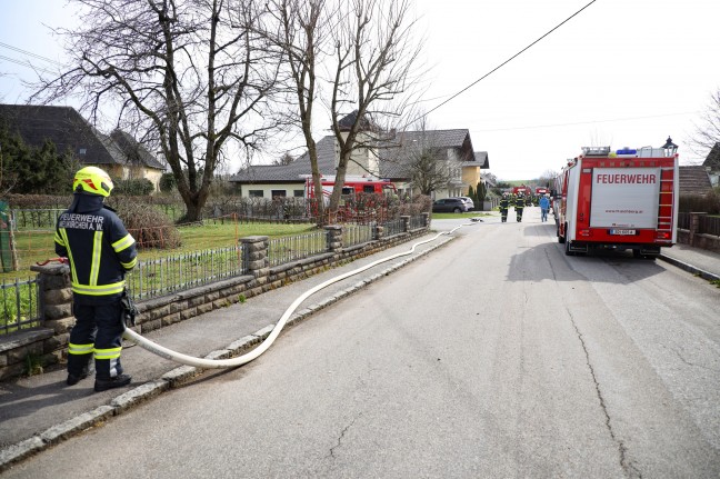Acht Feuerwehren im Einsatz: Flammen griffen bei Brand in Neukirchen am Walde auf Wohnhaus über