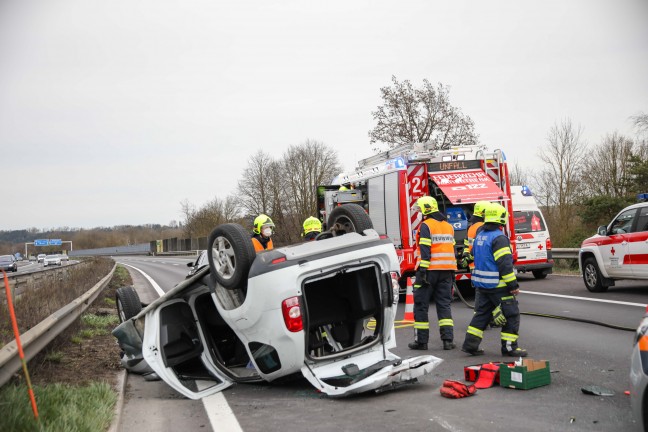 Tödlicher Verkehrsunfall: Autolenker starb bei Fahrzeugüberschlag auf Welser Autobahn in Marchtrenk