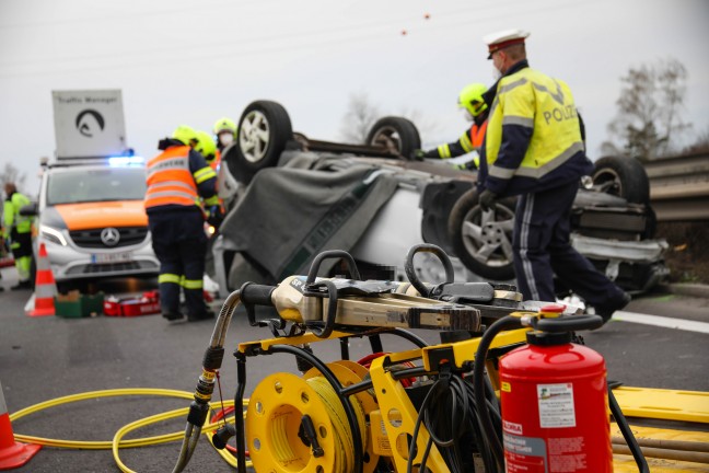 Tödlicher Verkehrsunfall: Autolenker starb bei Fahrzeugüberschlag auf Welser Autobahn in Marchtrenk