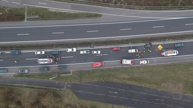 Tödlicher Verkehrsunfall: Autolenker starb bei Fahrzeugüberschlag auf Welser Autobahn in Marchtrenk