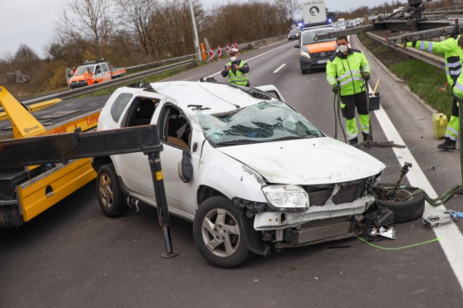 Tdlicher Verkehrsunfall: Autolenker starb bei Fahrzeugberschlag auf Welser Autobahn in Marchtrenk