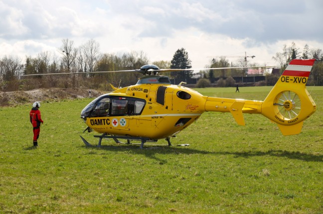 Notarzthubschrauber nach Arbeitsunfall auf Baustelle in Wels-Neustadt im Einsatz