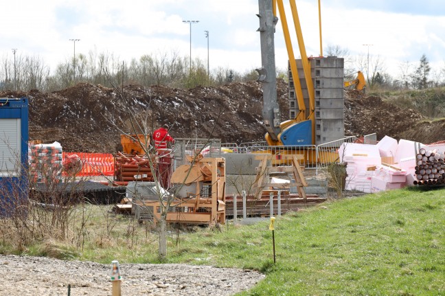 Notarzthubschrauber nach Arbeitsunfall auf Baustelle in Wels-Neustadt im Einsatz