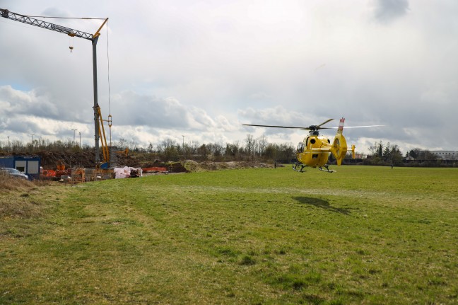 Notarzthubschrauber nach Arbeitsunfall auf Baustelle in Wels-Neustadt im Einsatz